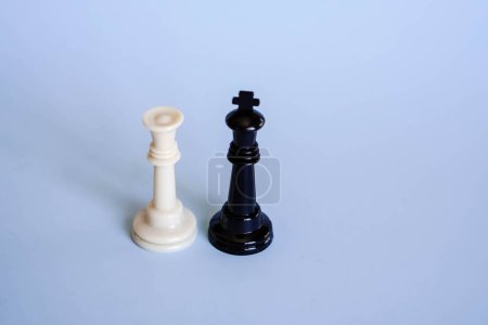 échecs roi et reine représentant l'égalité des chances entre les sexes
