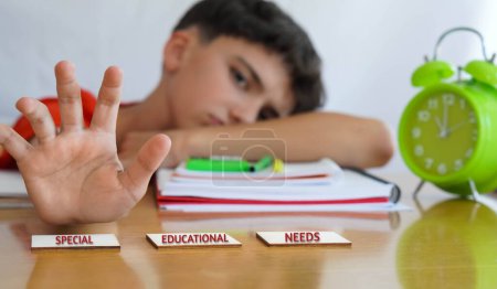 Frustriertes Kind mit Hausaufgaben, sonderpädagogischem Förderbedarf, besondere Aufmerksamkeit für Kinder mit Schwierigkeiten