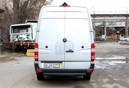 Téléchargez les photos : Vinnytsia, Ukraine ; 17 mars 2024. Mercedes-Benz Sprinter gris dans la rue de la ville. Cargo allemand Van Mercedes-Benz Sprinter. Vue arrière. - en image libre de droit
