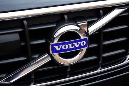 Foto de Vinnytsia, Ucrania; 23 de marzo de 2024. Parrilla del radiador Volvo XC60. Cierre el emblema de Volvo. Logo de Volvo. Vista derecha. - Imagen libre de derechos