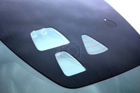 Close up Car Active City Stop und Spurhalteassistent. Regen- und Scheinwerfersensoren an der Windschutzscheibe eines Autos.