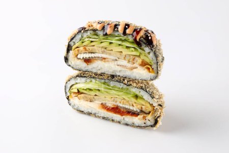 appetitliche frische Sushi-Burger auf weißem Hintergrund für Essenslieferstelle ,