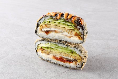 appetitliche frische Sushi-Burger auf weißem Hintergrund für Essenslieferstelle ,