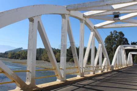 fotografa de puente de arcos sobre rio en Linares