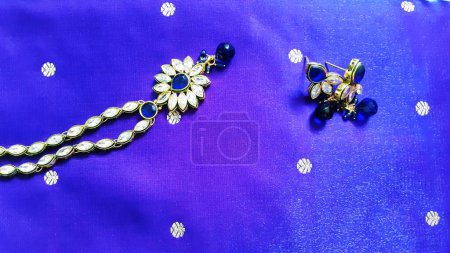 Halskette und Ohrringe aus einem schönen farbenfrohen Sari.
