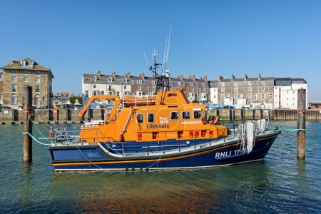 Foto de Weymouth, Dorset, Reino Unido - 10 de octubre de 2018: Weymouth 's Severn class RNLI Salvavidas' Ernest and Mabel 'No 17-32 amarrado en Weymouth Harbour - Imagen libre de derechos