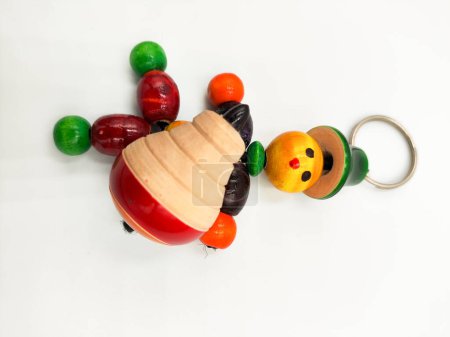 Foto de Juguetes de madera hechos a mano vibrantes de la India: objetos coloridos en el fondo blanco para la fotografía impresionante del producto - Imagen libre de derechos