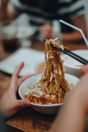 Verkostung asiatischer Köstlichkeiten, eingefangen durch atemberaubende Fotografien lokaler Köstlichkeiten