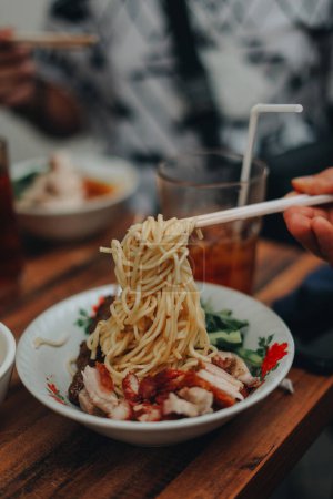 Téléchargez les photos : Dégustation de délicieuses créations culinaires asiatiques capturées grâce à la photographie alimentaire étonnante de spécialités locales - en image libre de droit