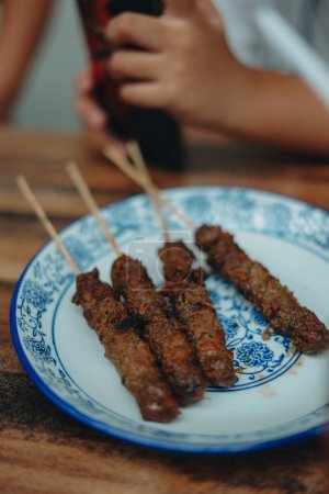 Téléchargez les photos : Dégustation de délicieuses créations culinaires asiatiques capturées grâce à la photographie alimentaire étonnante de spécialités locales - en image libre de droit