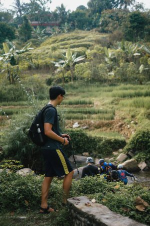 Téléchargez les photos : Modèle asiatique, randonnée aventureuse au milieu des forêts de pins de Sentul, embrasser la beauté de la nature en Indonésie - en image libre de droit