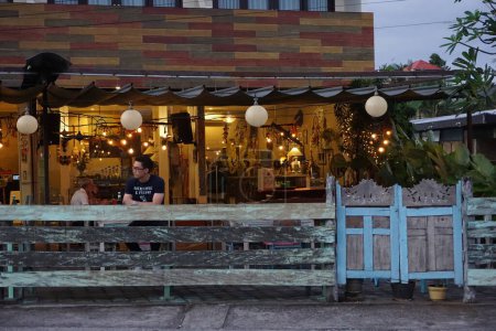 Cervezas tropicales, Hombre asiático saboreando cervezas en el bar Bali, Relajación al aire libre