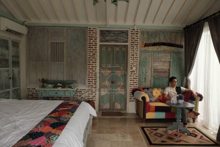 Villa Serenity, Hombre Asiático Disfrutando de momentos relajantes en el sofá sofá en Bali