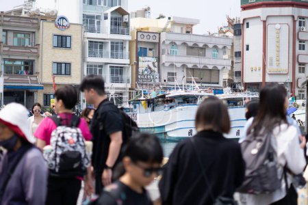 Foto de Taiwan Island Escapade, Hoteles frente al puerto, edificios y turistas entrantes - Imagen libre de derechos
