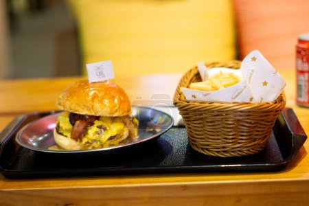 Délices gastronomiques, cheeseburgers salés servis dans un restaurant hamburger confortable
