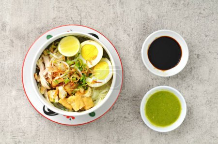 Téléchargez les photos : Soto vient de la nourriture chinoise dans le dialecte Hokkian Cau do, Jao To, ou Chau Tu, qui signifie "herbe" ou "abats d'épices". servi sur un bol blanc avec tofu, poulet et œuf bouilli - en image libre de droit