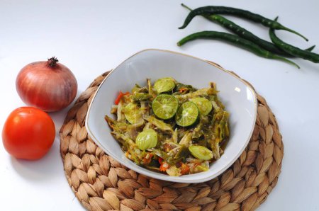 Téléchargez les photos : Lado de chili vert aux anchois et pétai servi dans un bol blanc - en image libre de droit
