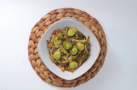 Foto de Lado chile verde con anchoas y petai servido en un tazón blanco - Imagen libre de derechos