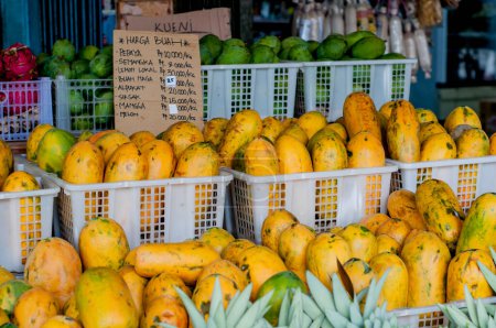 Téléchargez les photos : Fruits de papaye vendus à minimarkets - en image libre de droit