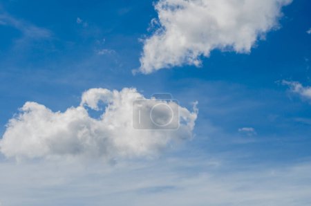 Foto de Nubes blancas en el cielo azul, adecuadas para el fondo - Imagen libre de derechos