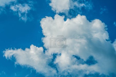 Téléchargez les photos : Nuages blancs dans le ciel bleu, adapté pour le fond - en image libre de droit