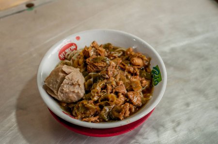 Téléchargez les photos : Nouilles de poulet boulettes de viande dans un bol blanc - en image libre de droit