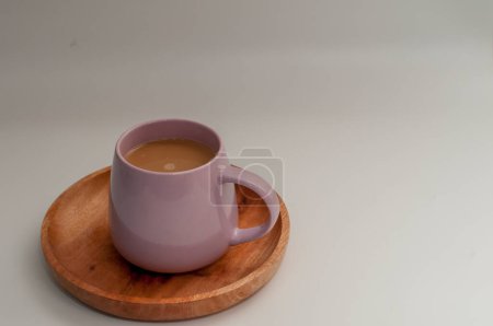 Téléchargez les photos : Tasse de café sur plaque de bois sur le fond clair - en image libre de droit