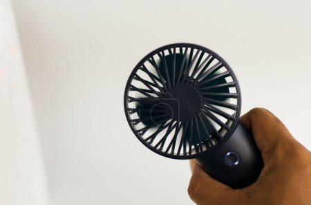 tragbarer Mini-Ventilator auf schlichtem Hintergrund
