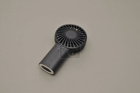 Foto de Mini ventilador portátil sobre fondo liso - Imagen libre de derechos