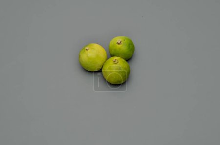 Téléchargez les photos : Lime sur une base grise - en image libre de droit