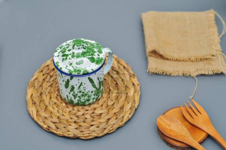 porte-boisson à motifs sur une assiette en bois en fibre de coco