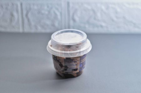 Foto de Una taza de helado de chocolate sobre el fondo blanco - Imagen libre de derechos
