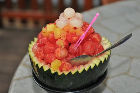 Foto de Hielo de sandía en una mesa de cerámica, comida y bebida de verano - Imagen libre de derechos