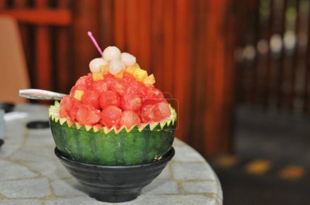 Téléchargez les photos : Glace pastèque sur une table en céramique, nourriture et boisson d'été - en image libre de droit