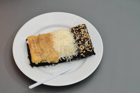Téléchargez les photos : Gâteau au chocolat avec garniture fromage, noix et crème - en image libre de droit