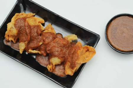 Batagor (abgekürzt von Baso Tahu Gorng, "gebratener Bakso und Tofu") ist ein sundanisches Gericht aus Indonesien, das in Südostasien beliebt ist und aus gebratenen Fischknödeln besteht, die normalerweise mit Erdnusssoße serviert werden.