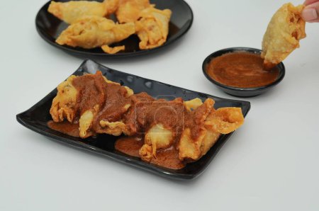 Téléchargez les photos : Batagor (abrégé de Baso Tahu Gorng, "bakso frit et tofu") est un plat sundanais d'Indonésie, et populaire en Asie du Sud-Est, composé de boulettes de poisson frit, généralement servi avec de la sauce aux arachides - en image libre de droit