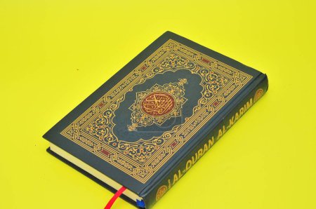 Foto de El Sagrado Corán sobre un fondo amarillo - Imagen libre de derechos