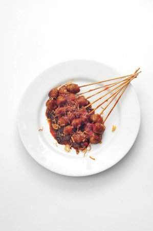 Téléchargez les photos : Boulettes de viande grillées dans une assiette, sauce épicée et sauce aux arachides - en image libre de droit