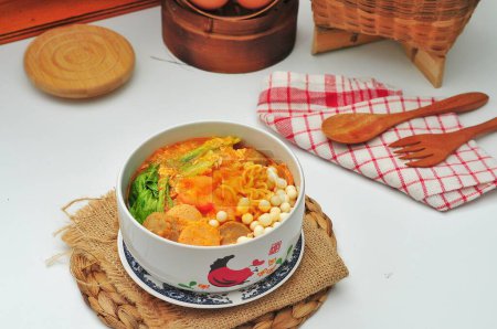 Nourriture indonésienne Nourriture traditionnelle de Java occidental, le nom est seblak, fabriqué à partir de craquelins humides cuits avec de la sauce épicée, servis sur un bol blanc qui a un motif de poulet