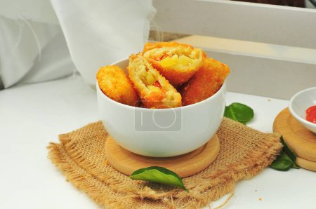 Foto de Risoles con relleno de verduras en un tazón blanco, comida indonesia - Imagen libre de derechos