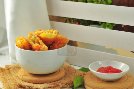 Foto de Risoles con relleno de verduras en un tazón blanco, comida indonesia - Imagen libre de derechos