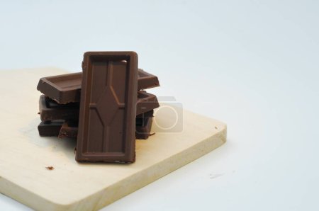 Téléchargez les photos : Chocolat sur sous-verre en bois, fond blanc - en image libre de droit