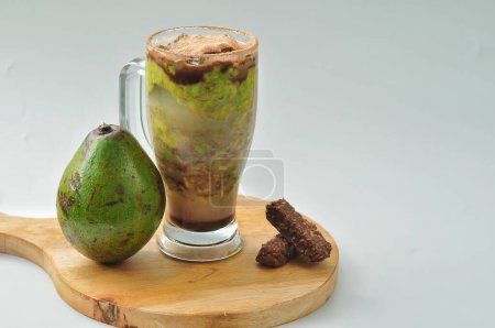Foto de Pokat Kocok o batido de aguacate es una de las bebidas contemporáneas más populares y está en gran demanda por el público - Imagen libre de derechos