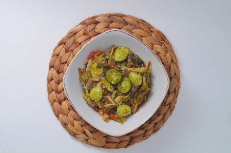 Foto de Lado chile verde con anchoas y petai servido en un tazón blanco - Imagen libre de derechos