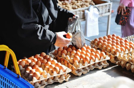 Foto de Huevos frescos del mercado - Imagen libre de derechos