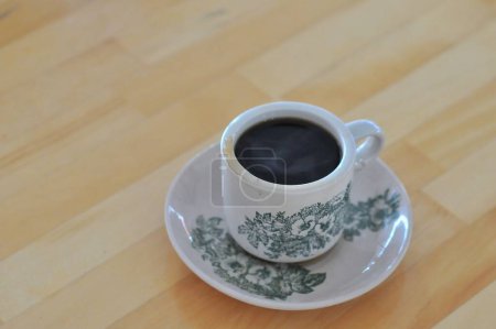 Téléchargez les photos : Tasse de café noir sur table blanche en bois - en image libre de droit