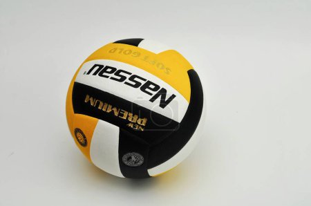 Téléchargez les photos : Vue rapprochée du ballon de volley-ball sur fond gris - en image libre de droit
