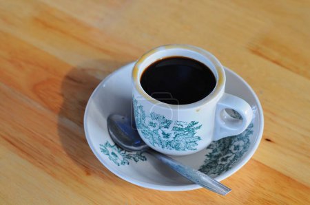 Téléchargez les photos : Tasse de café avec un fond noir et blanc - en image libre de droit