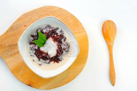Téléchargez les photos : Bubur ketan hitam ou bouillie de riz collante noire est l'un des aliments traditionnels de type en Indonésie - en image libre de droit